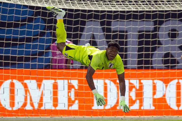Zion Suzuki in azione con la maglia del Giappone