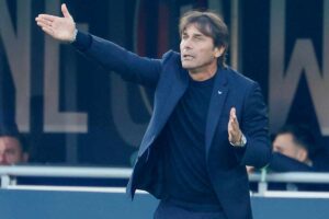 Antonio Conte dà indicazioni dalla panchina