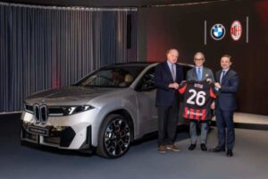 La nuova BMW con il presidente Paolo Scaroni e l'ad Giorgio Furlani