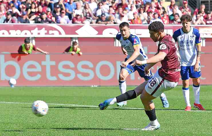 Che Adams calcia in porta