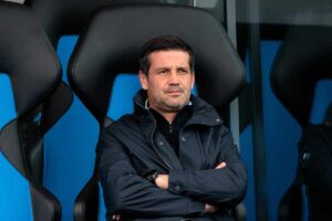 Cristian Chivu pensieroso in panchina