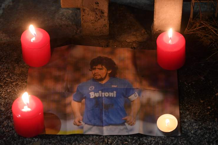 L'immagine di Diego Maradona tra i lumini