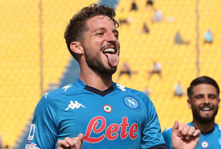 Dries Mertens esulta con la maglia del Napoli