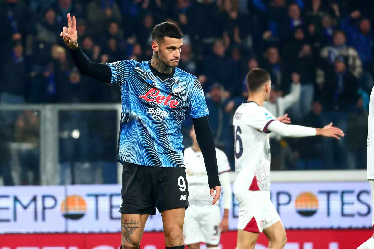 Gianluca Scamacca esulta dopo il gol al Cagliari