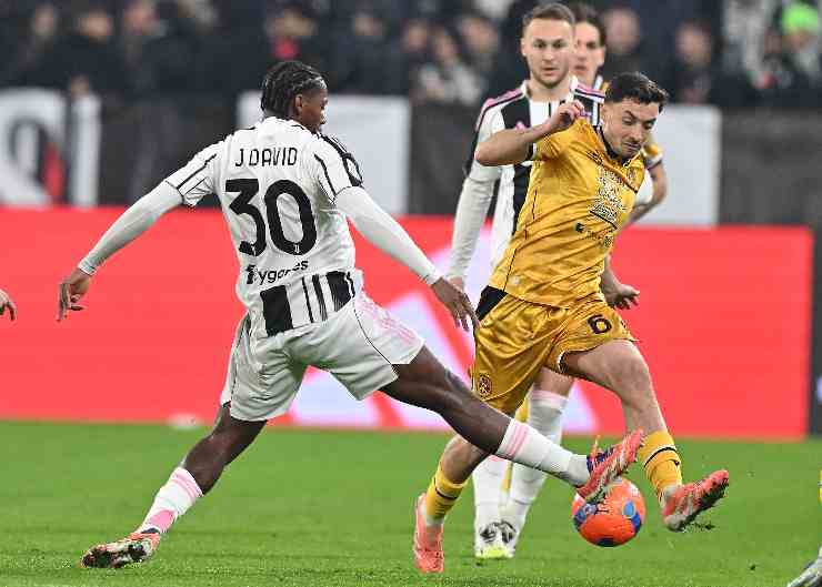 Jonathan David in azione contro l'Udinese