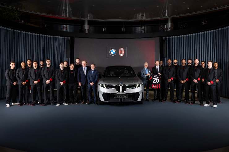 La rosa delMilan in posa con la BMW iX3