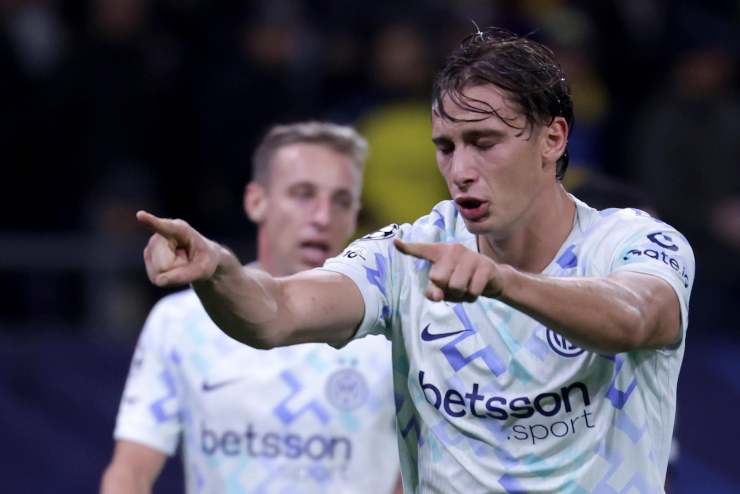 Pio Esposito esulta dopo un gol