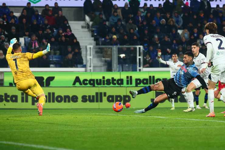 Scamacca calcia in porta