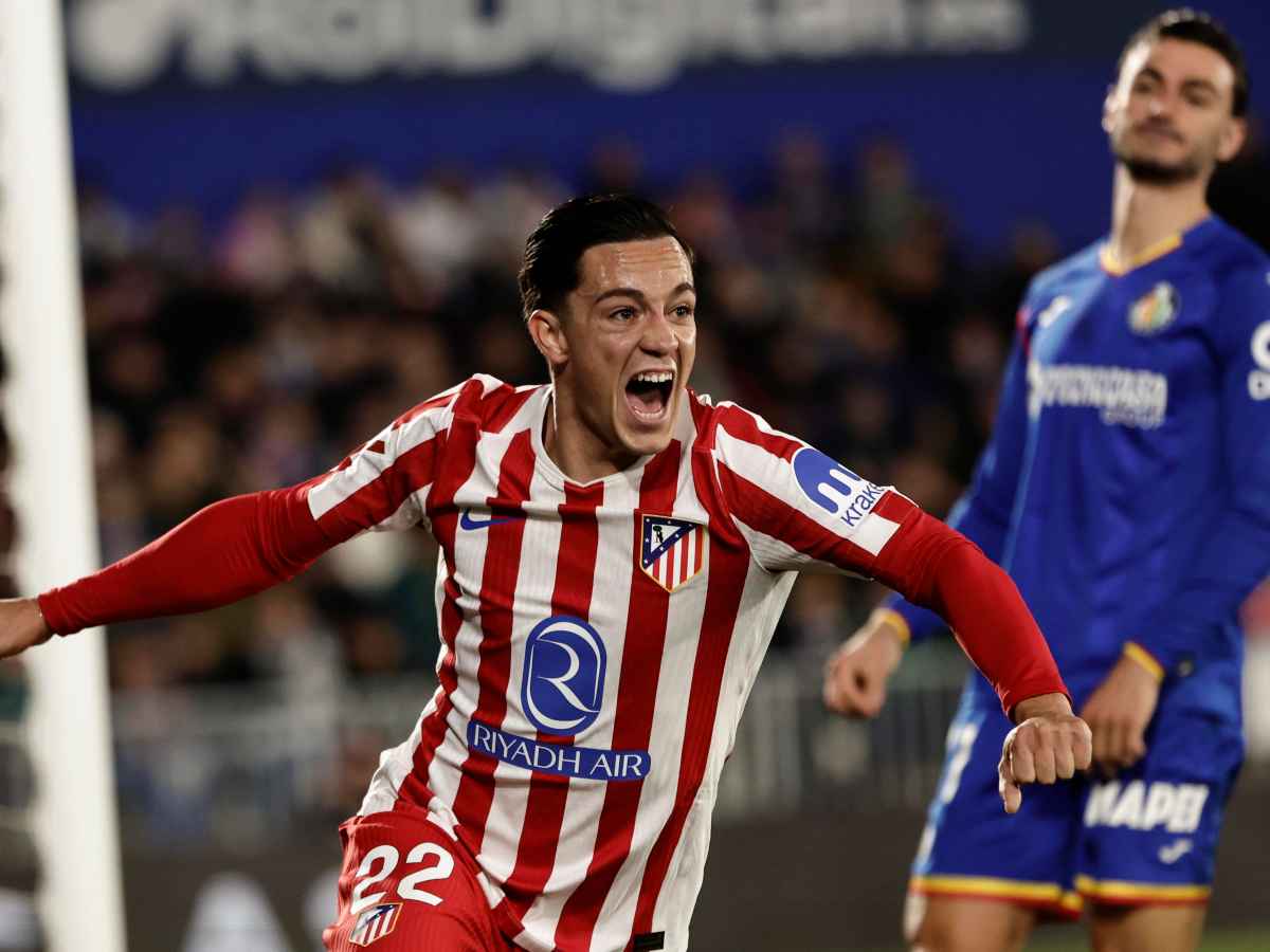 Giacomo Raspadori esulta dopo un gol