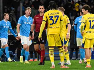 Napoli Verona, tutti intorno all'arbitro