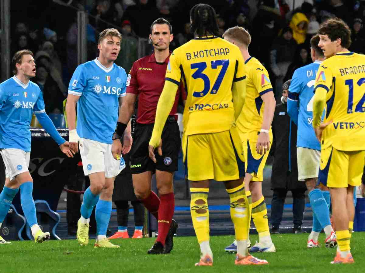 Napoli Verona, tutti intorno all'arbitro