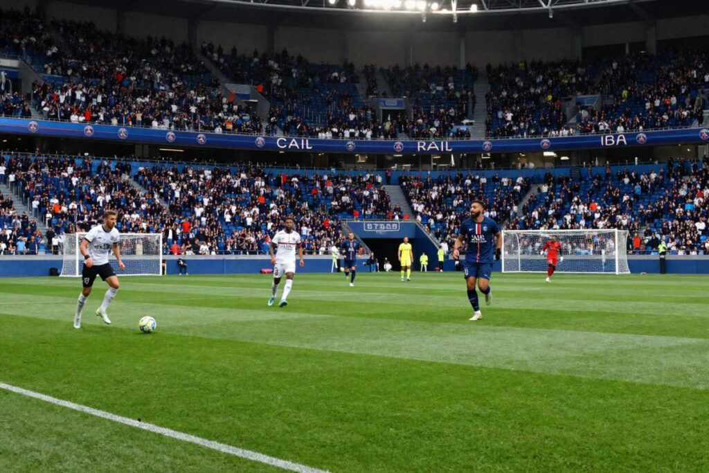 Coreografia provocatoria dei tifosi PSG all'Etihad Stadium