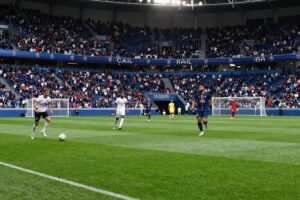 Coreografia provocatoria dei tifosi PSG all'Etihad Stadium